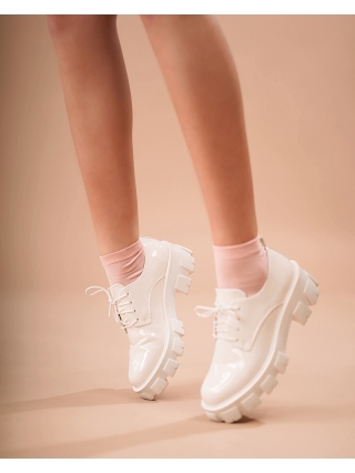 Pink October - Kedvezmények Tayla fehér alkalmi női cipő, lakkozott műbőrből készült Promóció